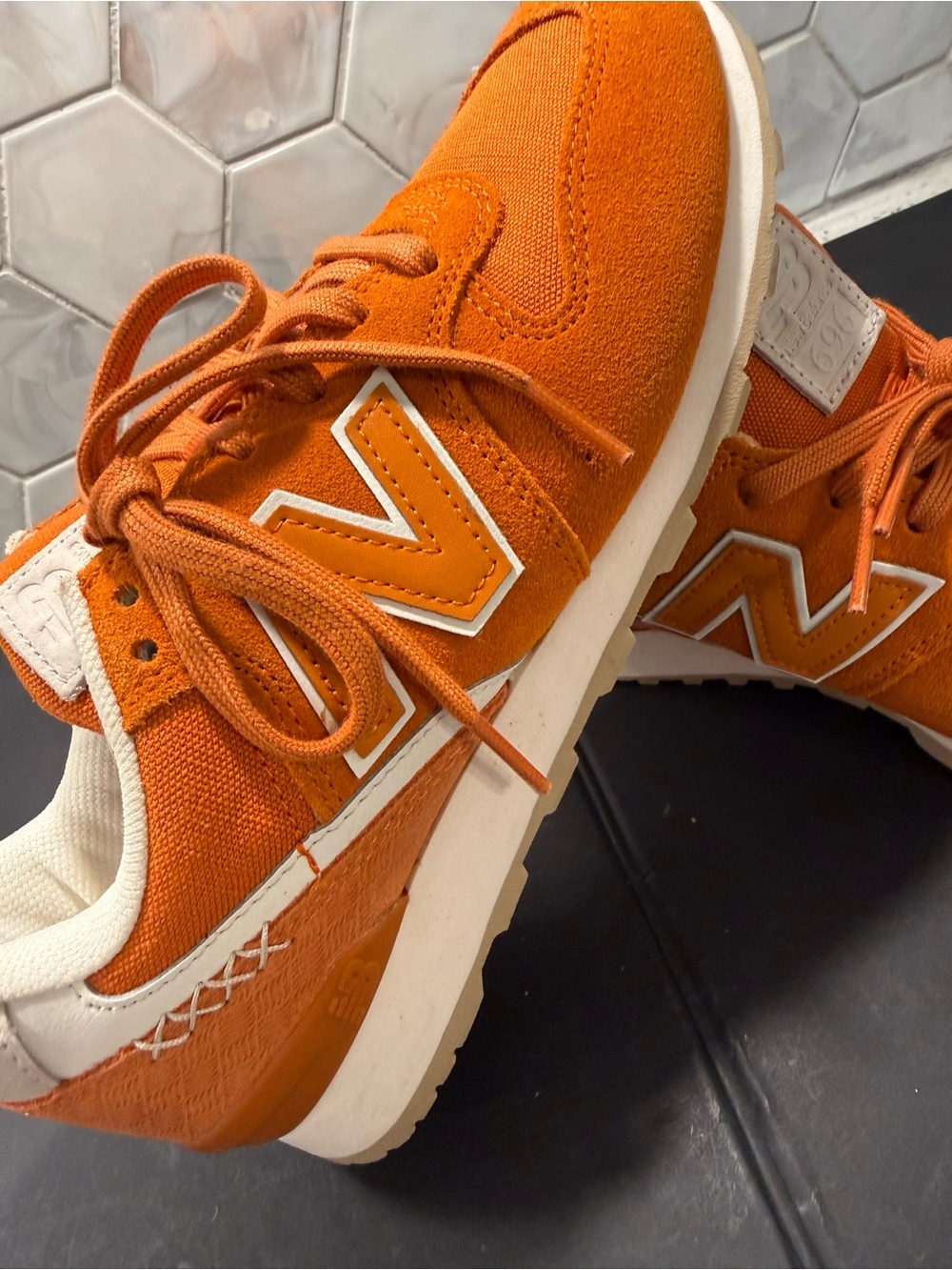 New Balance Woman’s 696 Orange Burst Suede Sz 7 NEW Iconic Retro Vibe - Picture 4 of 10
